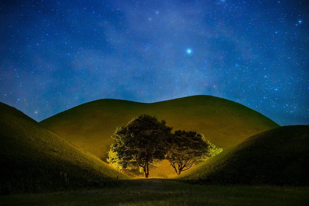 Daereungwon royal tombs in Gyeongju beneath a blue sky